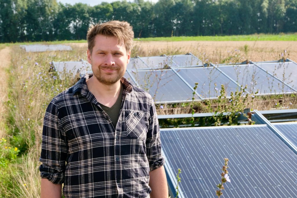 Akkerbouwer Leks Bolderdijk uit Onstwedde bij zijn mobiele zonnepanelen, een pilot voor het creëren van meer biodiversiteit (foto Jan Johan ten Have)